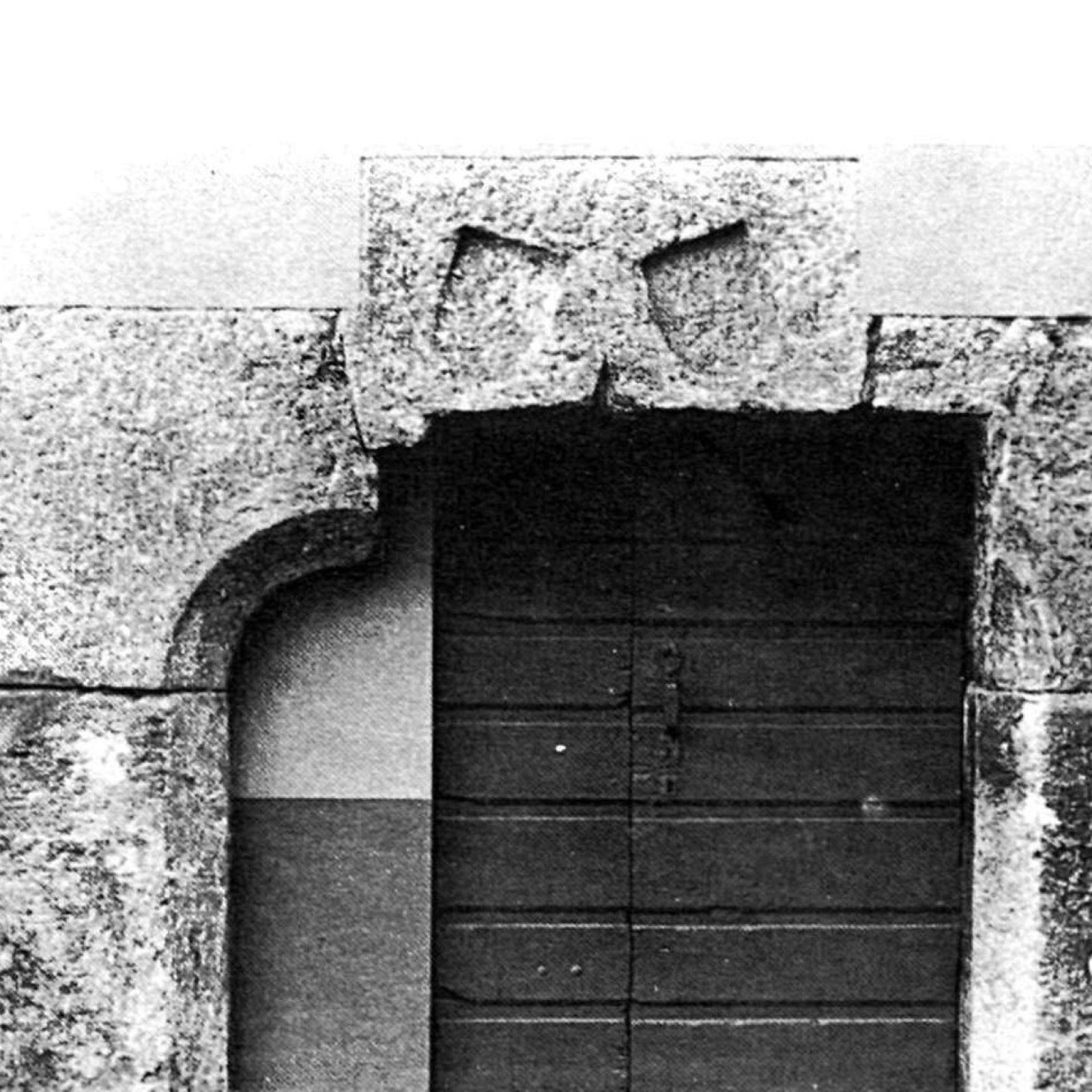 Porte gothique, face nord, état actuel. Photo Michel Dayer.
