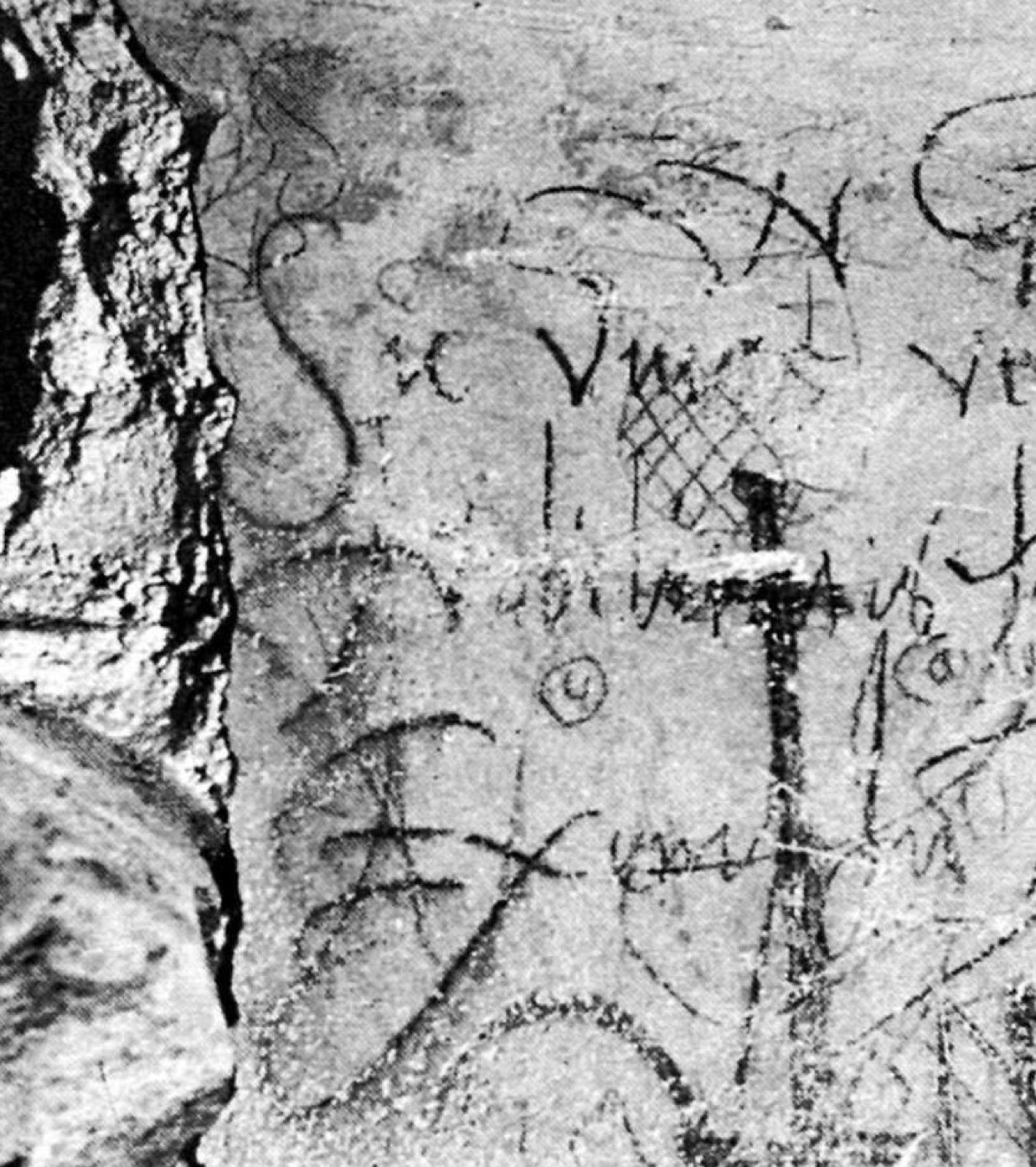 Inscription à la sanguine — sigle WGW (Was, wie, wo, wann Gott will) de la devise Supersaxo, monogrammes et sentence latine.