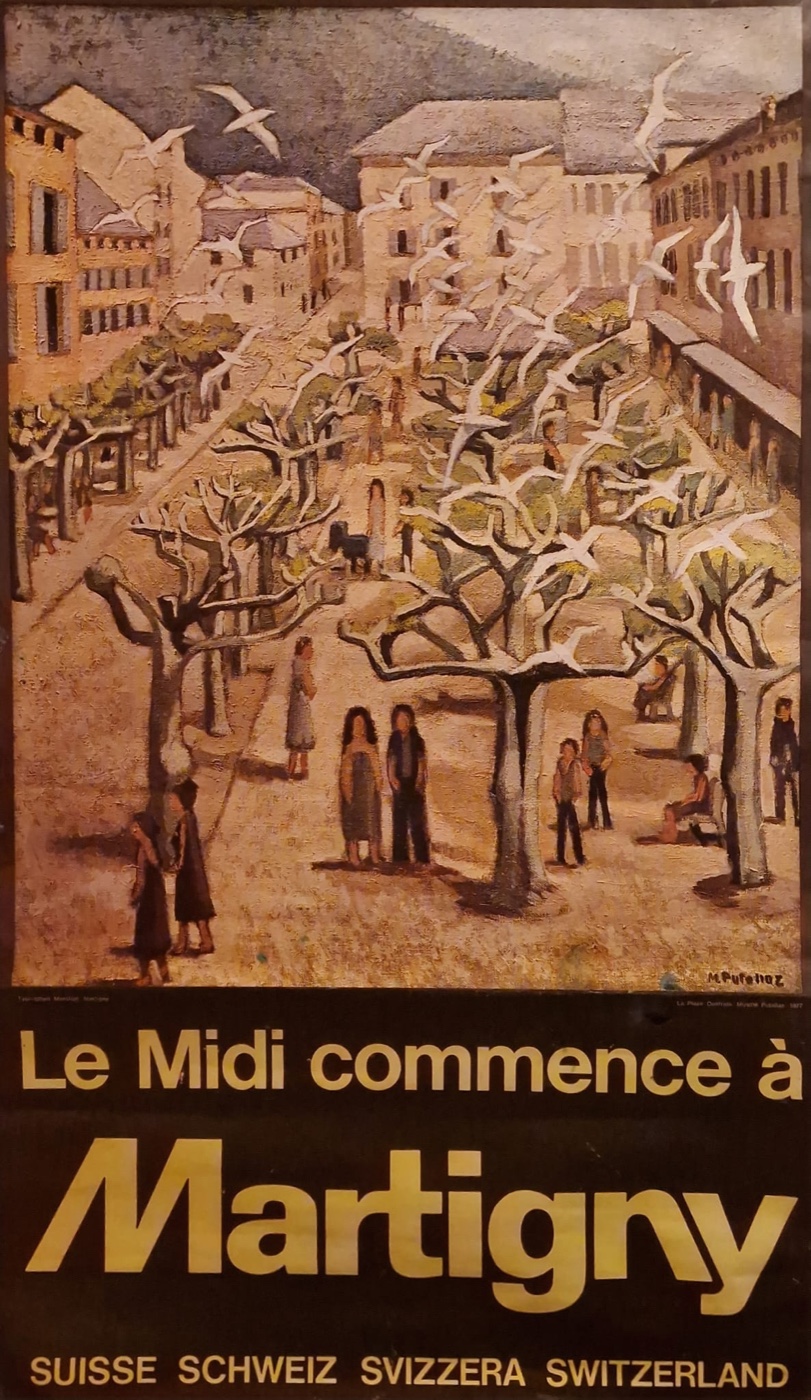 « Le midi commence à Martigny » — Affiche touristique Suisse Tourisme illustrée par Mizette Putallaz, Place Centrale de Martigny.